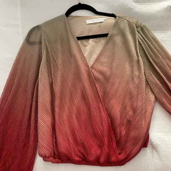 ASTR the Label OMBRE PLEATED SURPLICE TOP - Picture 8 of 8